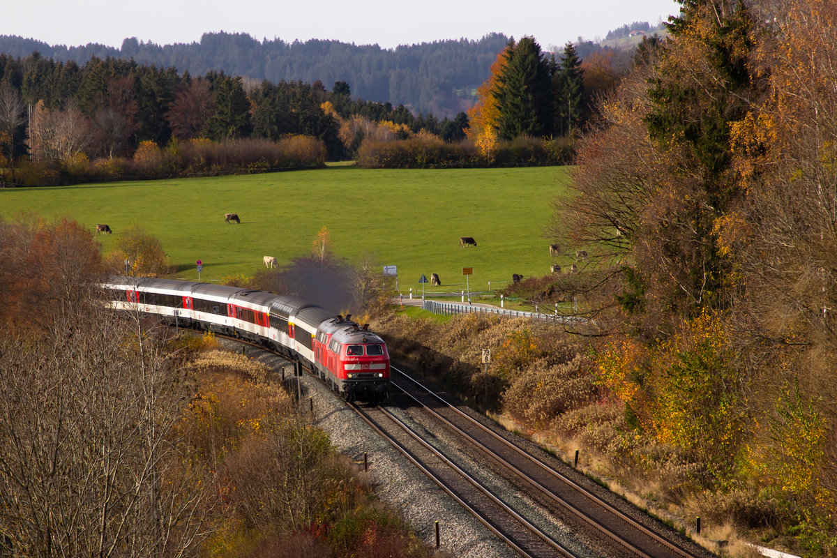 Mit einer kleinen Dampfwolke über dem Dach ziehen 218 426 und 403 den EuroCity EC 191 durch Martinszell. 8.11.20