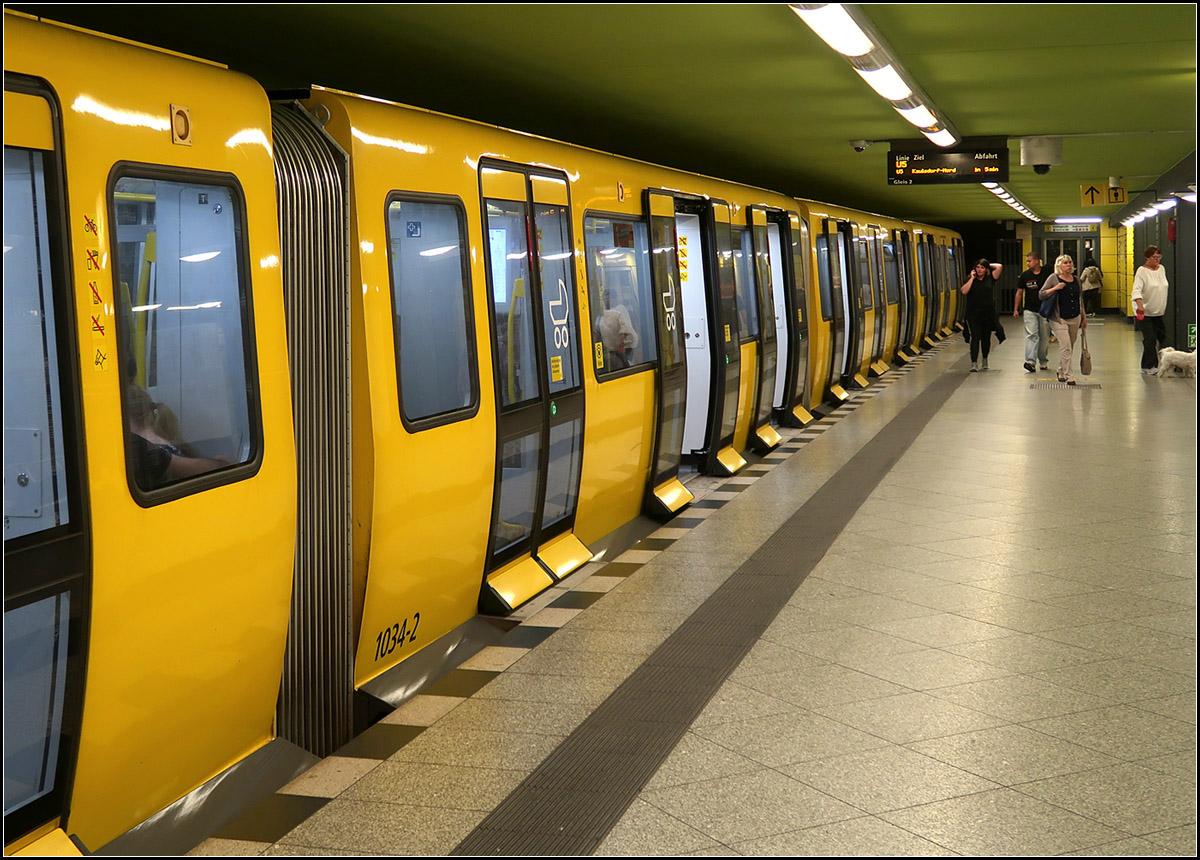 Mit Kleinprofil im Großprofil unterwegs -

Aufgrund von Fahrzeugmangel wurde um eine langwierige Ausschreibung zu vermeiden auch für die Großprofillinie U5 Kleinprofilzüge vom Typ Stadler IK bestellt, die schon auf den Kleinprofillinien eingesetzt werden. Für die U5 mussten diese Fahrzeuge mit einer Spaltüberbrückung ausgestattet werden, die hier deutlich erkennbar ist. Hier gesehen im U-Bahnhof Lichtenberg im Osten von Berlin.

20.08.2019 (M)

