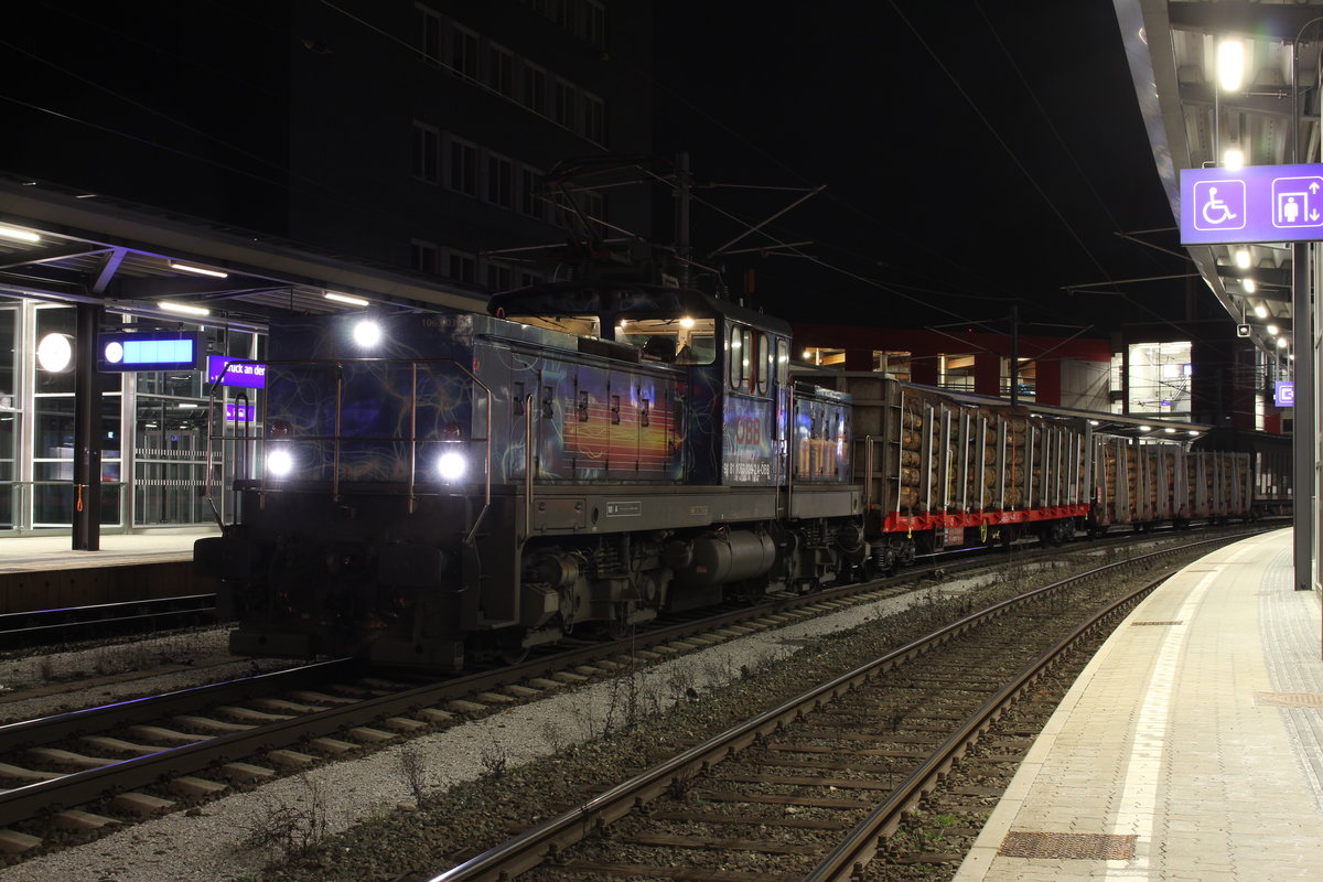 Mit knapp 100 Minuten Vorsprung war in der Nacht des 24.2.2021 die 1063 039 mit dem DG54761 am Weg von Bruck/Mur Frachtenbahnhof nach Graz Vbf und wartete im Personenbahnhof von Bruck an der Mur einen Gegenzug ab.
Die spezielle blaue Farbgebung verdank die 1063 039 einem bereits abgebauten Versuchsaufbau im Jahre 2016 zur Erprobung von  Last-Mile  Antrieben.