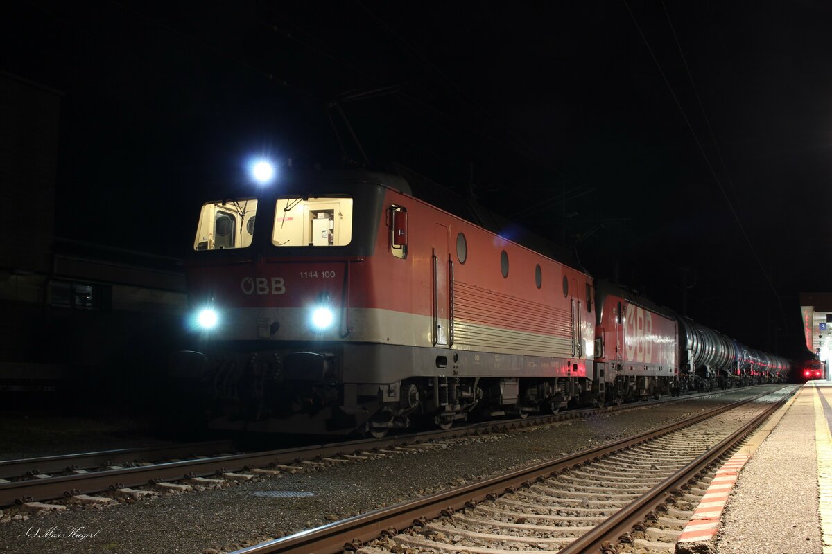 Mit knapp 1500t Dieselkraftstoff beladen war am 28.12.2022 der RID42985 von Ingolstadt nach Graz Vbf.
Die 1293 022 erhielt am Weg von Ingolstadt bis Graz ab Wels Vorspann durch die 1144 100.
Hier steht der Zug in Kirchdorf an der Krems und wartet auf die Kreuzung mit einem Schnellzug.
