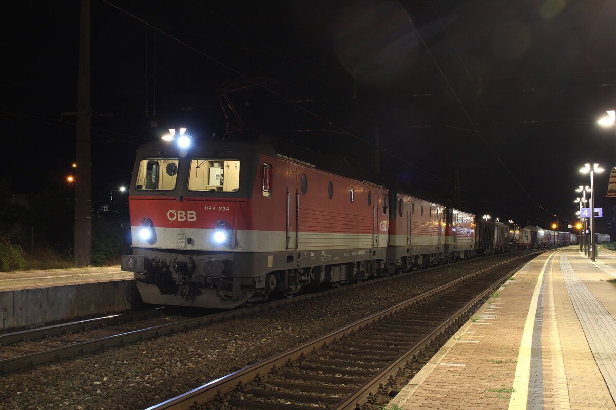Mit knapp 60 Minuten Verspätung steht in der Nacht des 3.7.2022 der DG54701 auf seinem Weg von Wien Zvb nach Graz Vbf in Gramatneusiedl und wartet auf die Weiterfahrt.
Die Verspätung entstand aufgrund der Untauglichkeit der 1144 203 kurz nach der Abfahrt die den Zug gemeinsam mit der 1144 264 führen sollte.
Kurzerhand wurde die 1144 234 vorgespannt und die 1144 203 traktionslos mitgeführt.