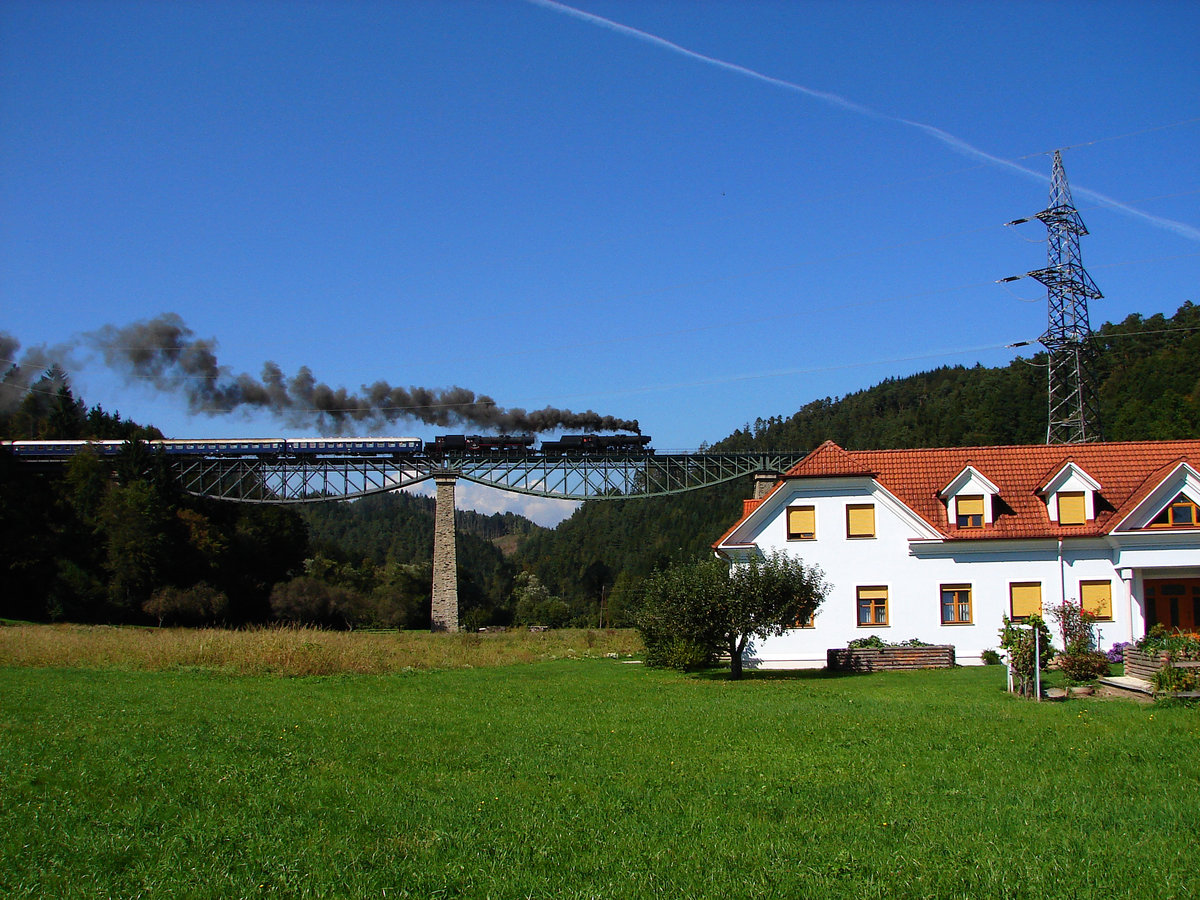 Mit Kohle und Dampf über den Wechsel: 52.100 + 52.1227 mit dem IGE Sonderzug SR 17086 kurz nach Rohrbach an der Lafnitz. Das Bild zeigt den Zug bei der Querung des Lafnitzviadukt.
16.09.2016.