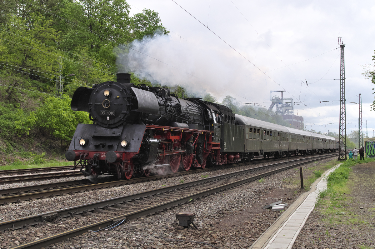 Mit Kohle gefeuert! 03 1010 ist mit ihrem Sonderzug von Trier nach Saarbrücken unterwegs und passiert die ehemalige Grube Luisenthal. 30.04.2018