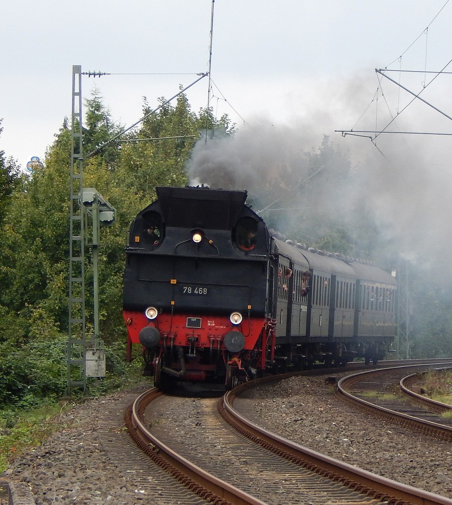 Mit kräftig Dampf kam dann die erwartete 78 468 mit dem Sonderzug aus Osnabrück durch Essen Horst in Richtung Bochum Dahlhausen.

Essen Horst 19.09.2015