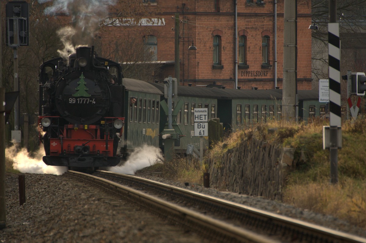 Mit kräftigen Auspuffschlägen zieht 99 1777 - 4  den Mittagspersonenzug Richtung Moritzburg.  26.12.2013 13:24 Uhr.
