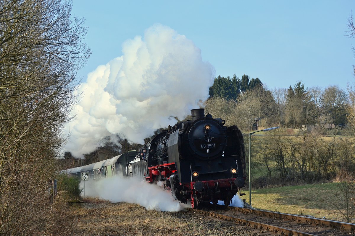 Mit kräftigen Schnaufen erklimmt die 50 3501 das steilste Stück der Strecke nach Betzdorf. Hier durchfährt die den Haltepunkt Holzhausen. 

Holzhausen 25.03.2018
