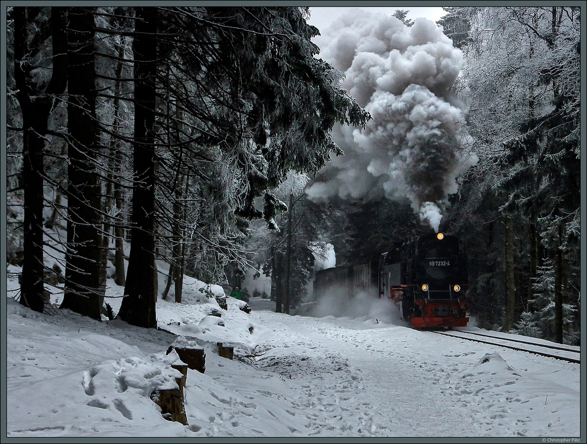 Mit kräftiger Dampfentwicklung beschleunigt 99 7232-4 den Traditionszug der Harzer Schmalspurbahnen durch den winterlichen Hochharz bei Schierke in Richtung Brocken. Am Zugschluss hilft noch 99 5901 mit. (11.02.2017)
