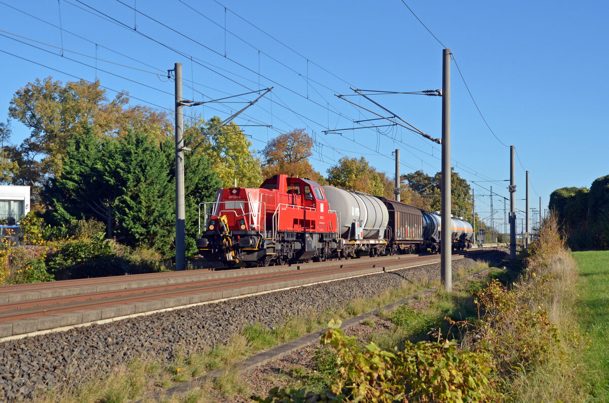 Mit einer kurzen Übergabe aus Bitterfeld rollt 261 062 am 04.11.23 durch Brehna Richtung Halle(S).