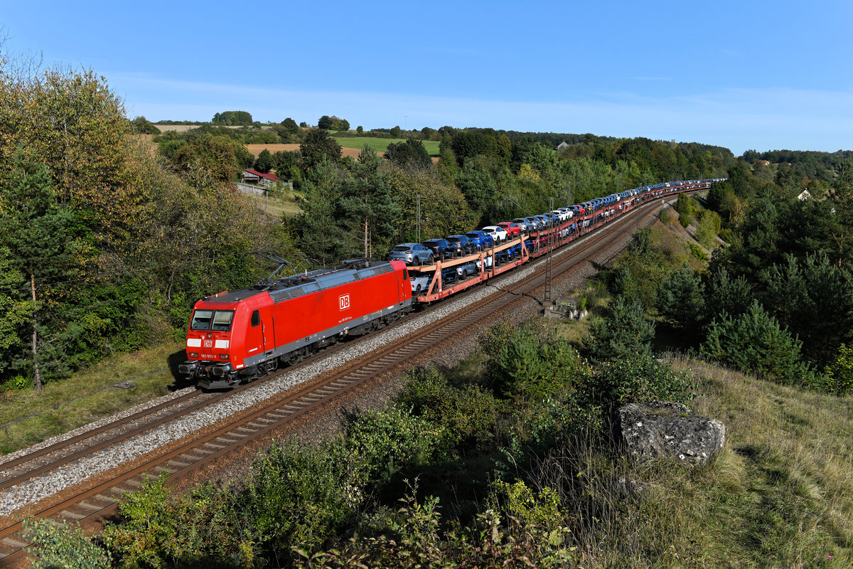 Mit einer Ladung fabrikneuer Kleinwagen aus osteuropäischer Produktion war am 19. September 2020 die 185 053 unterwegs. Bei Laaber konnte der Zug mit der früherbstliche Oberpfalz in Szene gesetzt werden. 