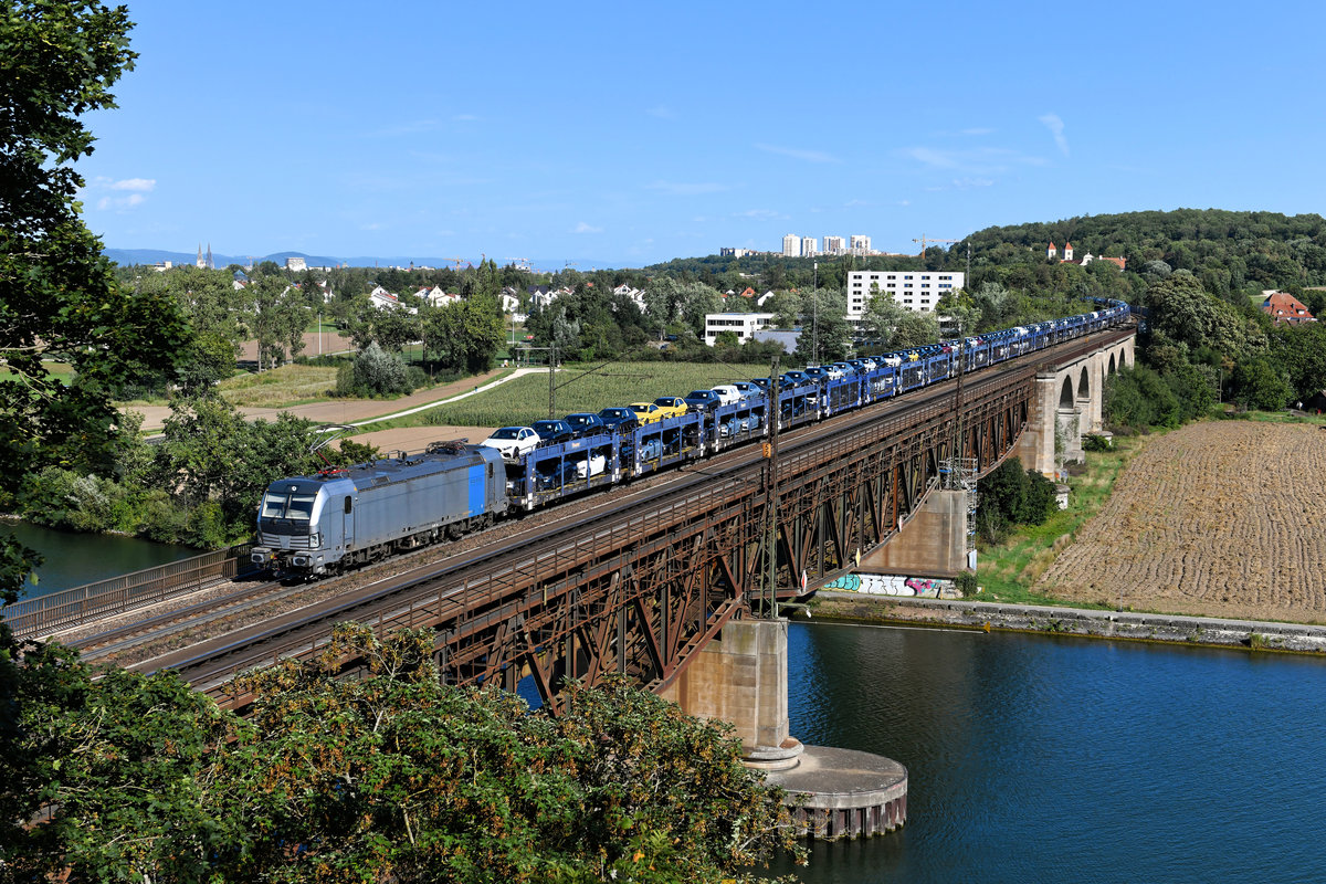 Mit einer Ladung fabrikneuer Mercedes A-Klassen war am 26. August 2020 die für die Rurtalbahn Cargo fahrende 193 999 von Railpool unterwegs. Die Leistung verkehrte von Ungarn nach Norddeutschland und konnte bei Mariaort mit Blick auf Regensburg verewigt werden.