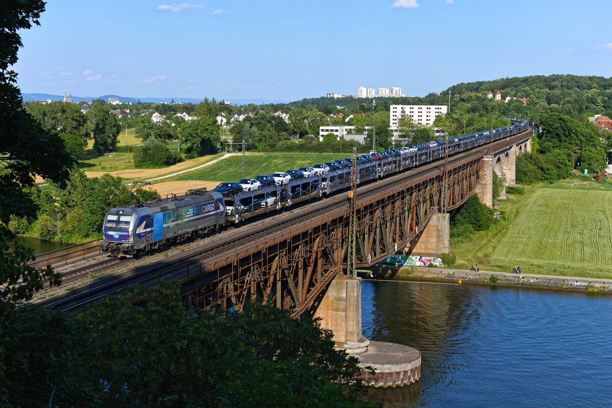 Mit einer Ladung fabrikneuer Mercedes A-Klassen war am 12. Juni 2022 die für die Rurtalbahn Cargo fahrende 193 810 von Railpool unterwegs. Die Leistung verkehrte von Ungarn nach Norddeutschland und konnte bei Mariaort mit Blick auf Regensburg verewigt werden.