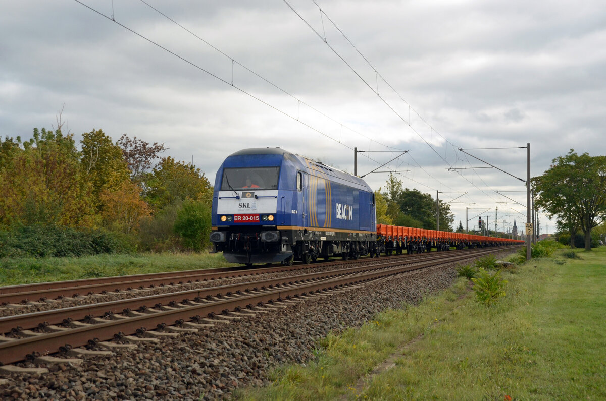 Mit einer langen Leine orangener Flachwagen der österreichischen Firma Kollenda Bahnbau rollte 223 015 der BRLL am 22.10.23 durch Greppin Richtung Dessau.