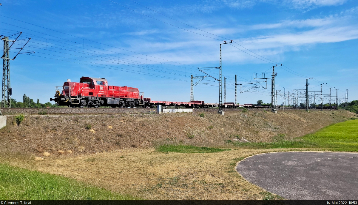 Mit einer langen Reihe vierachsiger Flachwagen hat 261 015-2 (Voith Gravita 10 BB) soeben den Bahnhof Biederitz Richtung Magdeburg-Neustadt durchfahren.

🧰 DB Cargo
🕓 16.5.2022 | 10:53 Uhr