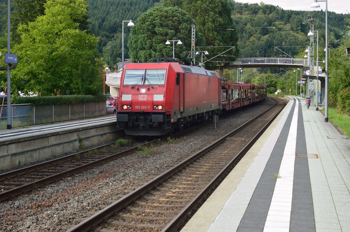 Mit lautem Getöse näherte sich die 185 203-7 samt dem leeren Autotransporterzug zum AUDI-Werk in Neckarsulm als sie hier von mir in Neckargerach abgelichtet wurde.8.9.2015
