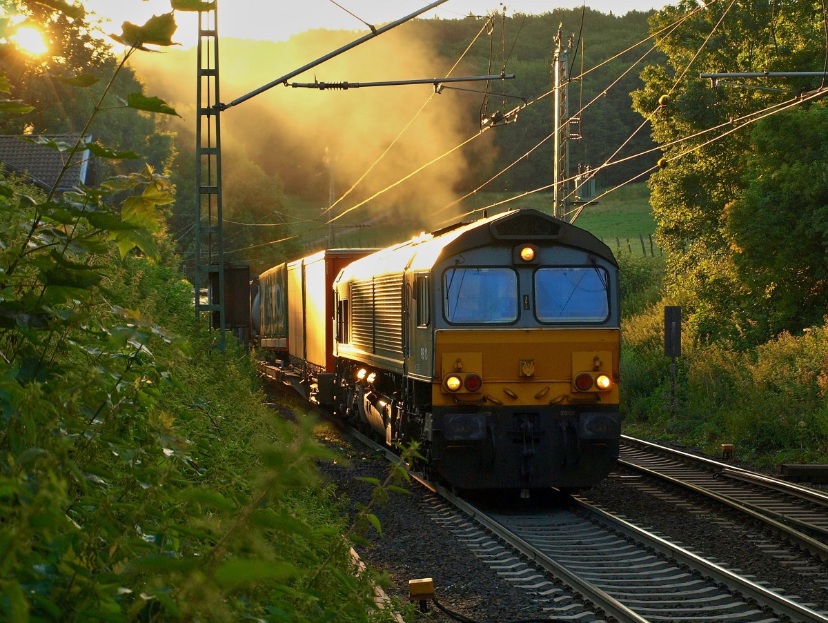 Mit lautem Motorengebrüll schleppt PB13 von Crossrail am morgen des 14.07.2010 einen KLV die lange Rampe der Montzenroute von Aachen West zum Gemmenicher Tunnel hoch.Der Zug hat hier kurz vor dem Scheitelpunkt am Tunnel gerade noch Schrittgeschwindigkeit drauf und die Lok, die inzwischen rot weiß lackiert ist muß alles geben um die Last hier hochzuzerren.