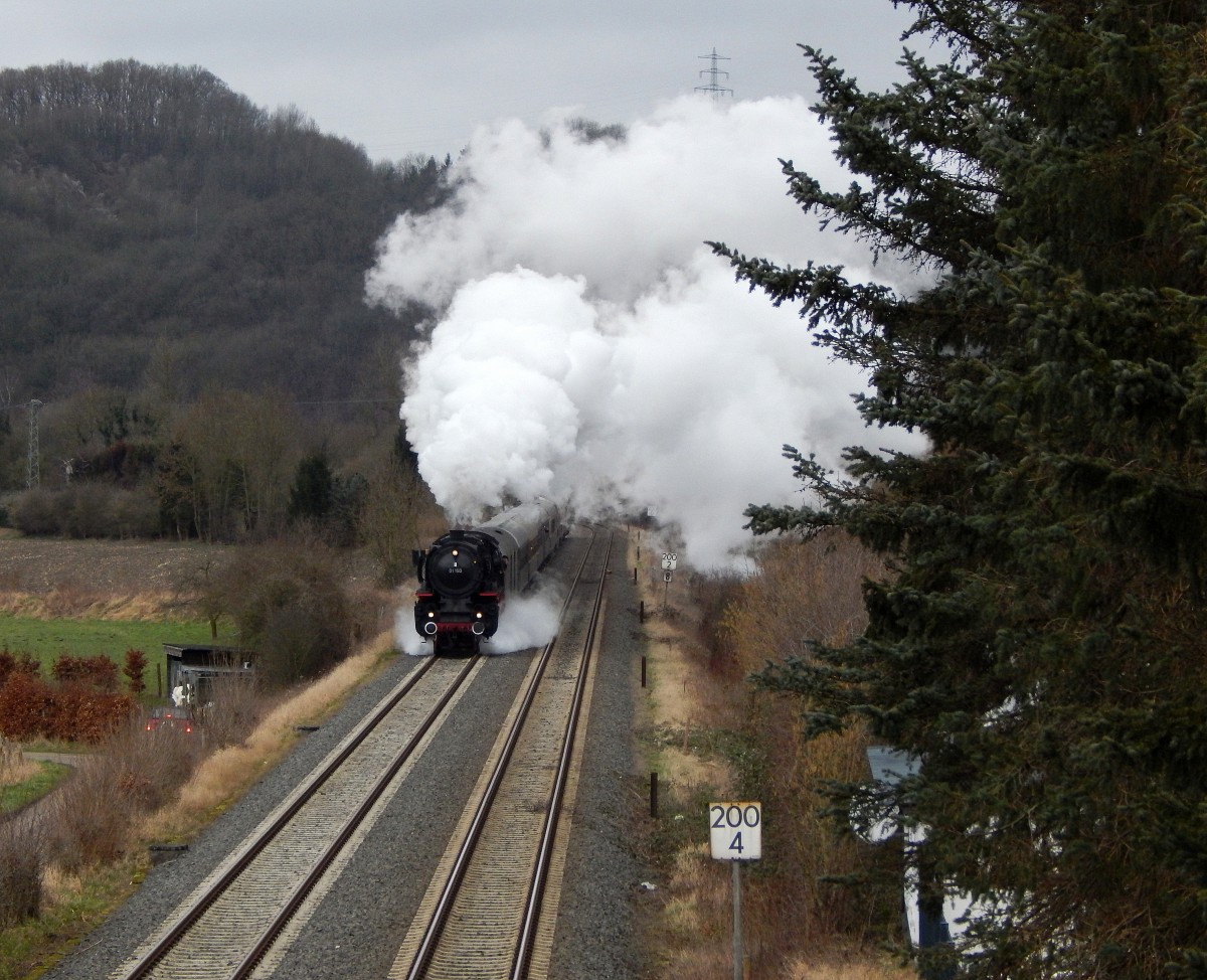Mit lauten schnaufen und viel Dampf kam die 01 150 nach dem Wasser fassen in Arnsberg die Steigung Richtung Bestwig hoch gedampft. Ziel des Zuges ist Willingen.
Hier hat die obere Ruhrtalbahn bereits eine Länge von stolzen 200km.

Arnsberg 20.02.2016

