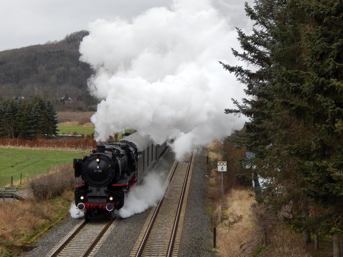 Mit lauten schnaufen und viel Dampf kam die 01 150 mit dem Sonderzug nach Willingen die Steigung Richtung Bestwig hoch gedampft. Hier hat die obere Ruhrtalbahn bereits eine Länge von stolzen 200km.

Arnsberg 20.02.2016