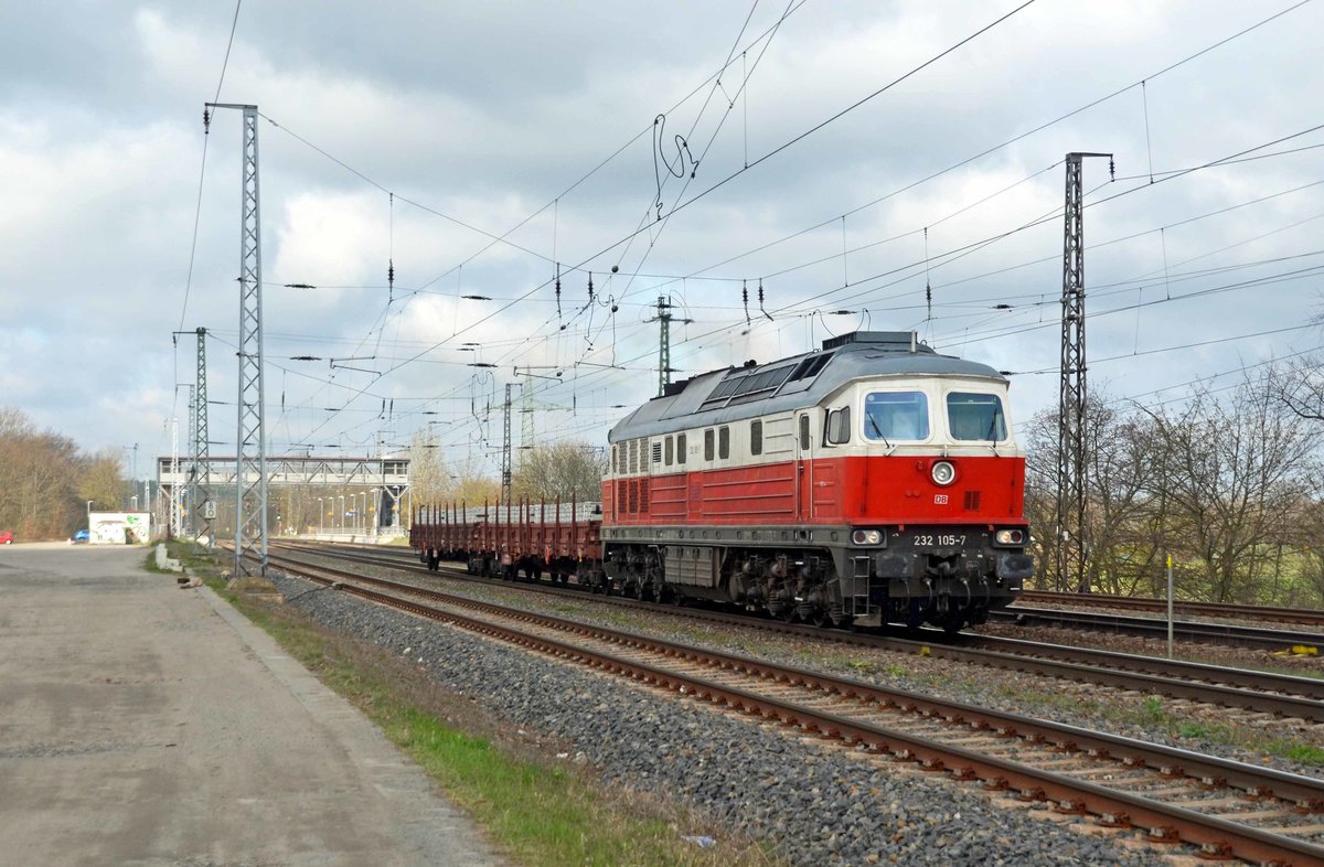 Mit lediglich zwei Flachwagen am Haken rollte 232 105 am 13.04.21 durch Saarmund Richtung Schönefeld.