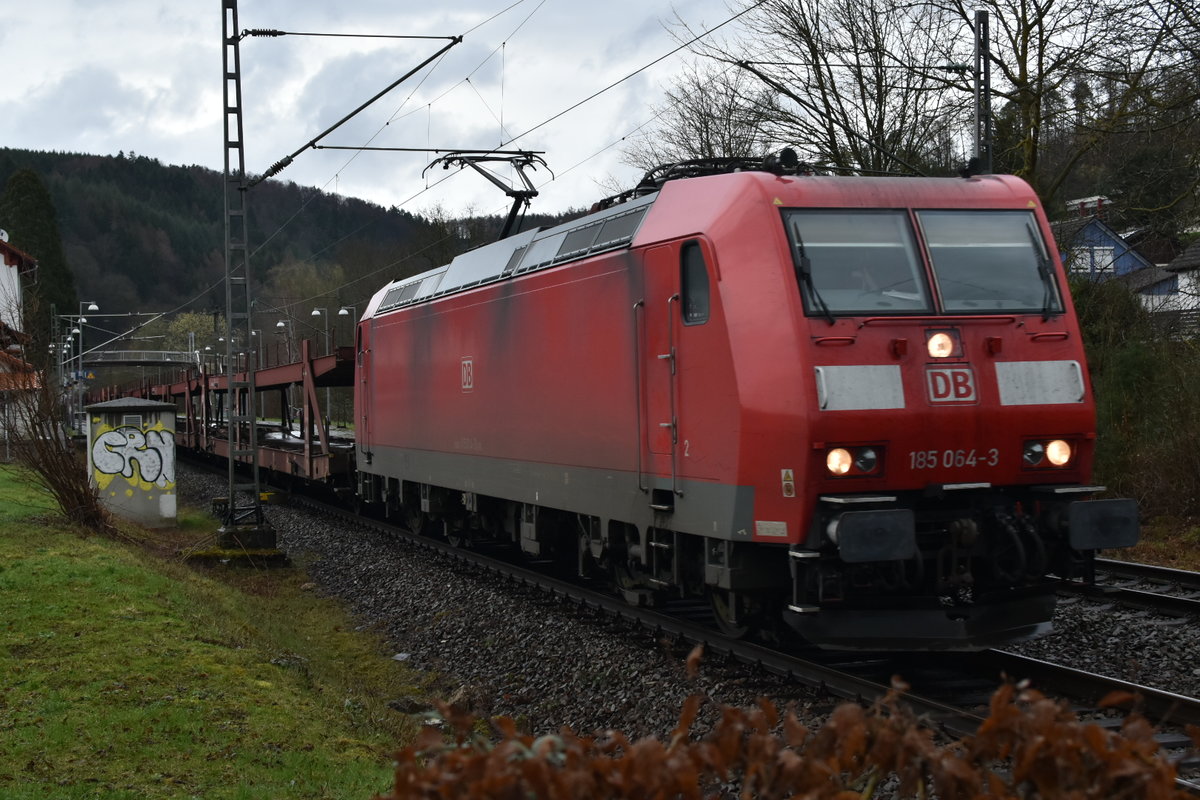 Mit leeren Autotransportwagen kommt die 185 064-3 durch Neckargerach am Nachmittag des 12. März 2020 gen Neckarelz.