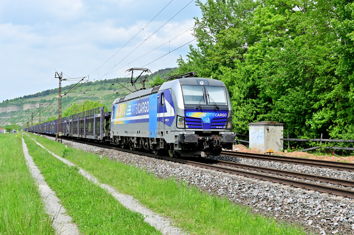 Mit leeren BLG Autotransportwagen am Haken kommt die für RTBCargo fahrende 193 824-0 namens Düren in Thüngersheim gen Würzburg vors Objektiv. 10.5.2022