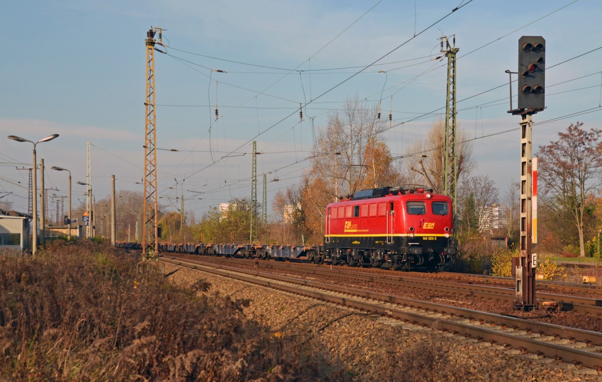 Mit leeren Containerwagen am Haken wechselte 140 003 der EBM am 22.11.14 in Leipzig-Thekla vom Streckengleis Richtung Schönefeld auf das Gleis Richtung Eilenburg.