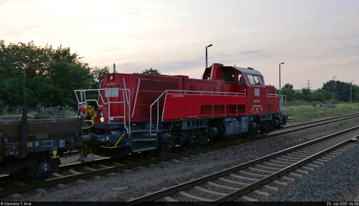 Mit leeren Flachwagen im Gepäck kommt 261 016-0 (Voith Gravita 10 BB) im Bahnhof Könnern zurück aus dem Werk der Westfälischen Drahtindustrie GmbH (WDI) in Rothenburg (Saale).
Dessen Bedienung erfolgt in der Regel von Montag bis Freitag zwischen 5:00 und 6:00 Uhr, mit viel Glück auch etwas später. Insofern sind vernünftige Fotos nur in den Sommermonaten möglich. Auf der Anschlussbahn selbst hatte ich bislang kein Glück. Eigentlich sehr schade um die sehr motivreiche und bislang undokumentierte Strecke entlang der Saale.

🧰 DB Cargo
🕓 23.7.2021 | 6:08 Uhr

(verbesserte Version)