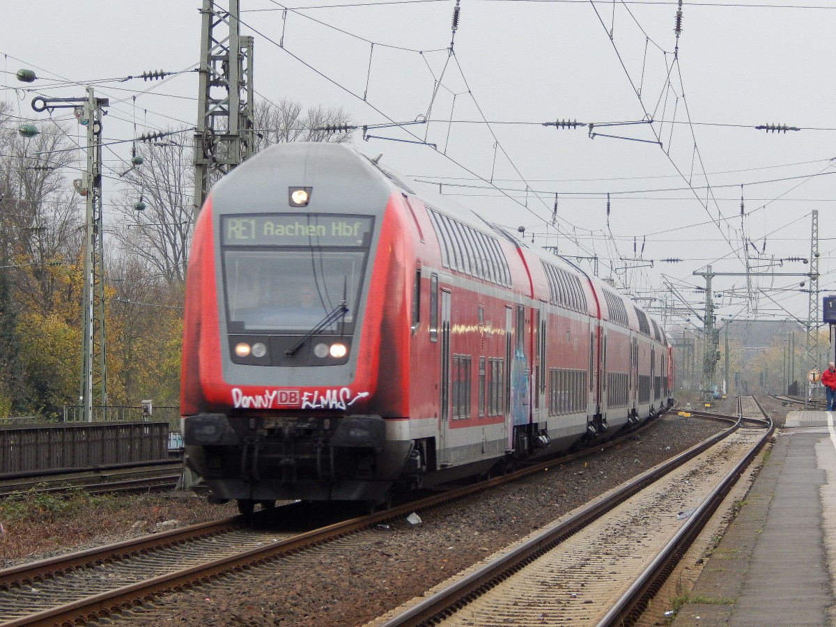 Mit leicht beschmierten Steuerwagen vorraus kam der RE1 heute mal auf Gleis 1 durch Oberbilk gefahren. Schublok war die 146 015.

Düsseldorf 15.11.2014