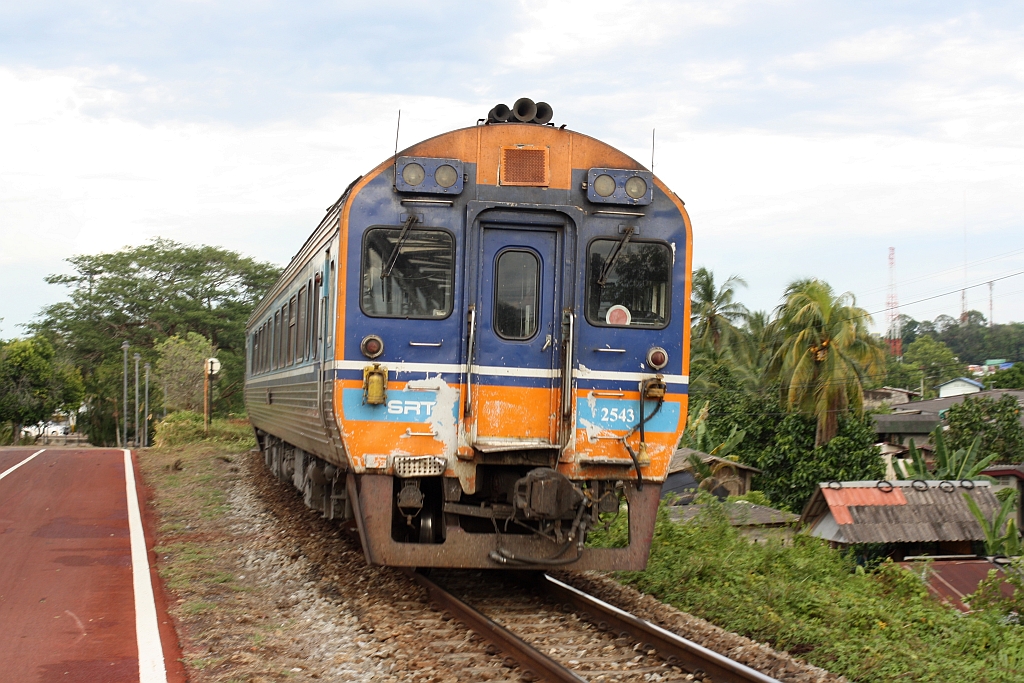 Mit leicht lädierter Stirnwand fährt der APD.60 2543 als letztes Fahrzeug des SP EXP DRC 43 (Bangkok - Surat Thani) am 20.Mai 2016 kurz nach der Chulachomklao Bridge über den Tapi River seinem Zielbahnhof entgegen.