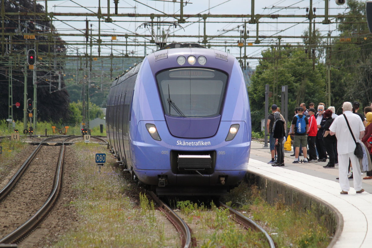 Mit leichter Verspätung erreicht RB1218 nach Kristianstad am 10.07.2017 den Bahnhof Hässleholm.