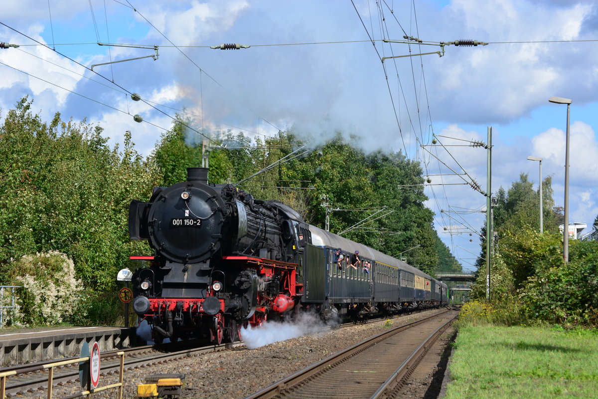 Mit leichter Verspätung schnaufte die 01 150 mit dem Sonderzug zu Rhein in Flammen gen Aachen die Kohlscheider Rampe hoch. Als Schubunterstützung schob die 225 073 von Aixrail am Zugschluss.

Kohlscheid 16.09.2017