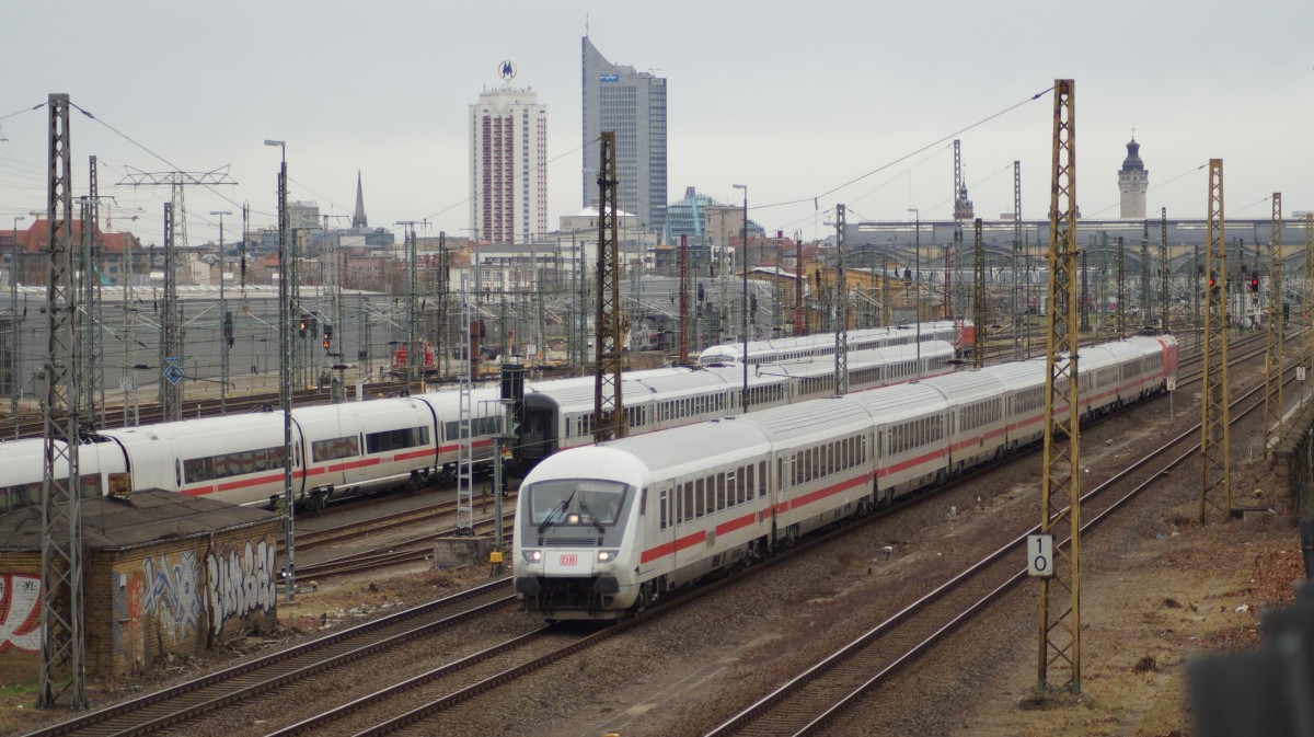 Mit der Leipziger Stadtkulisse im Hintergrund (Messe Hoch Haus, Panorama Tower & Leipzig Hbf) IC 2186 nach Berlin Hbf (tief), Steuerwagen (D-DB 61 80 80-91 150-5 Bpmmbdzf) Vorraus durchfährt gerade die Abstellgruppe an der Berliner Straße des Leipzig Hbf 09.02.2016