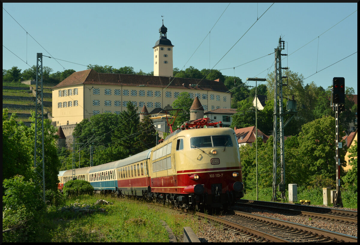 Mit leisem Pfiff schleicht die echte 103, die DB Museum 103 113-7, am 26.05.2023 abends mit dem F 336 Koblenz Lützel – Ludwigsburg unterhalb des Schlosses Gundelsheim im Neckartal an den zahlreichen Fotografen vorbei. Mein Gruß geht hiermit an den Tf zurück. Diese Fahrt diente als Wagen-Überführung für die große Bayern-Rundfahrt mit 218 446-3 und dem historischen FD 523 „Allgäu“ am folgenden Tag.