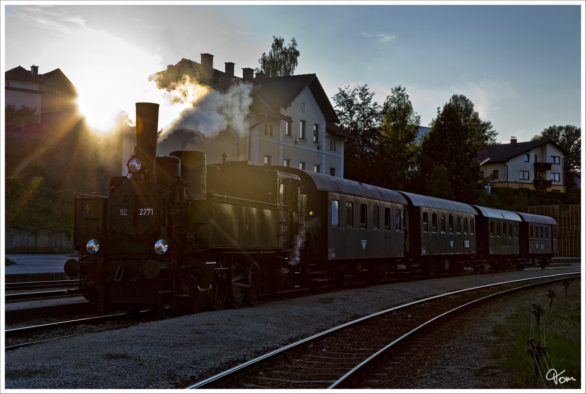 Mit den letzen Sonnenstrahlen, fhrt MLV Dampflok 92.2271 mit dem Abendzug, in den Bahnhof Zwettl ein. 
15.8.2013 