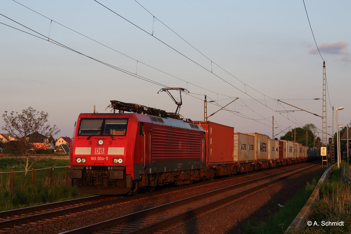 Mit letzten Abendlicht fuhr die 189 004 mit Containerzug durch Dresden-Stetzsch gen Norden. Aufgenommen am 09.05.2016