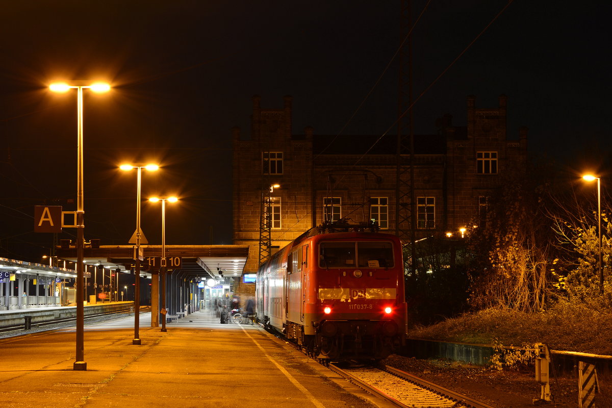 Mit der letzten RE78 des Tages stand die Dortmunder 111 037-8 mit 2 Dostos in Minden. Neben EVB 628ern und 111ern mit n-Wagen fuhren hier auch wie am 25.11.17 111er mit 2 Dostos. Zum kommenden Fahrplanwechsel fährt hier die Eurobahn.

Minden 25.11.2017
