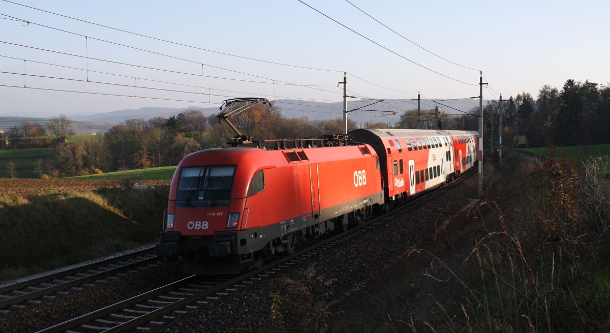 Mit den letzten Sonnenstrahlen am 15.11.2014 fährt 1116 197-5 mit dem R-Zug auf der Westbahn nach Wien. Hier als Schublok mit dem City-Shuttle am Einfahrtsignal in den Bahnhof Böheimkirchen. 