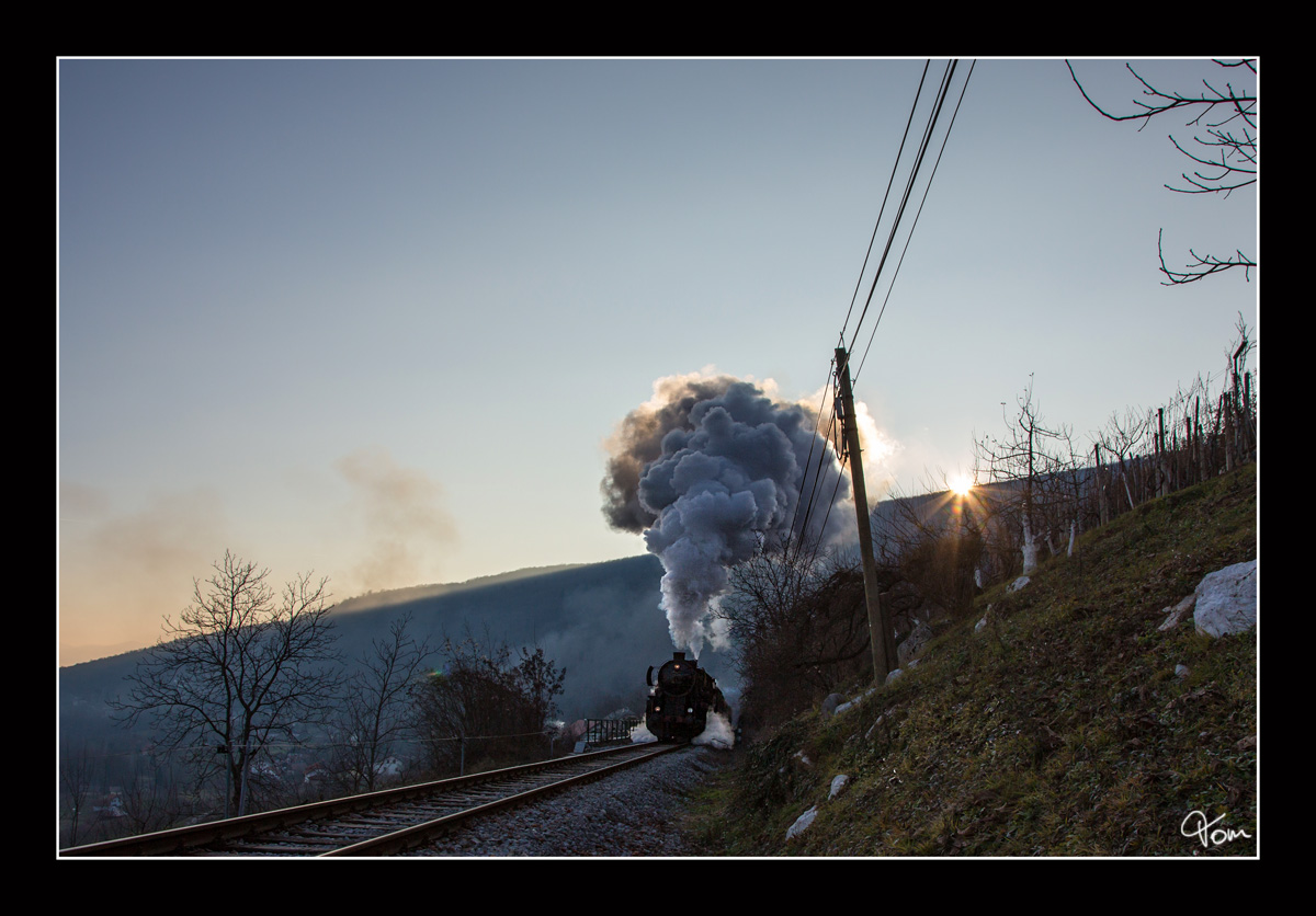 Mit den letzten Sonnenstrahlen dampft 33-037 mit Zug 15022 von Metlinka nach Novo Mesto, aufgenommen in der Steigung nahe Semic. 
17.12.2016