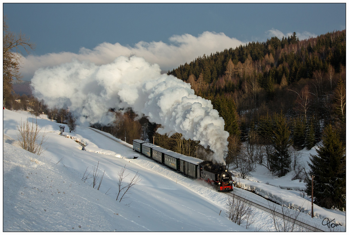 Mit den letzten Sonnenstrahlen, dampft die 99 1773 der Fichtelbergbahn von Cranzahl nach Kurort Oberwiesenthal, hier entlang der Grenze zu Tschechien dem Pöhlbach.
Unterwiesenthal  31.01.2019