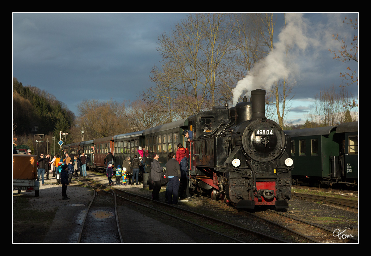 Mit den letzten Sonnenstrahlen des 08.12.2018, fährt die 498.04 in den Bahnhof Grünburg ein. 