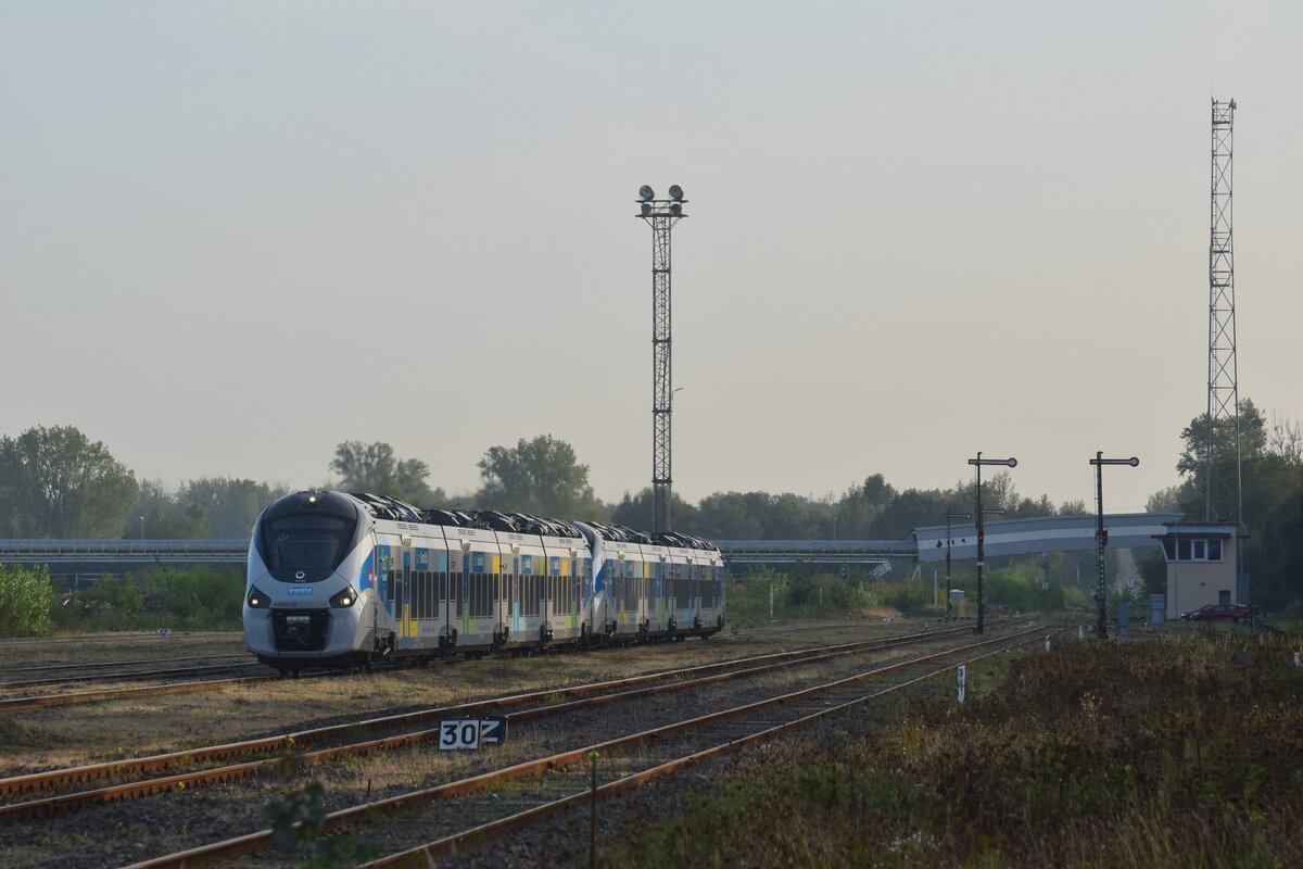 Mit den letzten Sonnenstrahlen erreichen 84801 und 84805 den Bahnhof Lauterbourg als TER30720. Hierbei handelt es sich um Hybridzüge welche sowohl unter Oberleitung elektrisch als auch auf Dieselstrecken verkehren können.

Lauterbourg 02.10.2023