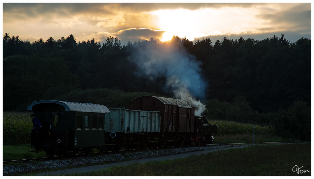 Mit den letzten Sonnenstrahlen fhrt Dampflok 298.56 auf der Stainzerbahn, mit einem aufgeschemelten Gterzug von Kraubath nach Stainz. 
Herbersdorf 25.09.2013