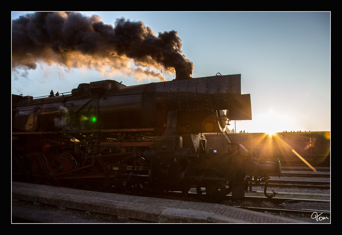 Mit den letzten Sonnenstrahlen rollt SZ 33-037 mit dem Weihnachtszug 15022 in den Bahnhof Novo Mesto ein. Ein wunderbarer Winterdampftag neigt sich dem Ende.
17.12.2016