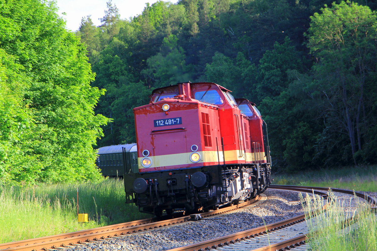 Mit Lipsia Erlebnisreisen unterwegs - DR V 100.1 (112 364-5 | 112 481-7) - Männertag Sonderzug - Mit 2200 PS-Bollerwagen unterwegs! Hier halt in Zeulenroda. Foto 26.05.22