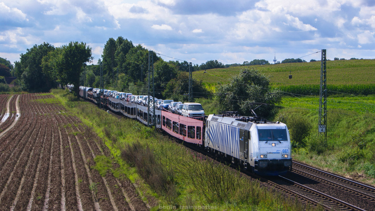 Mit Lokomotion 185 661 bespannt durchfuhr der Urlauber Express (Uex) das kleine Örtchen Emmendorf gen Norden am 27.08.17