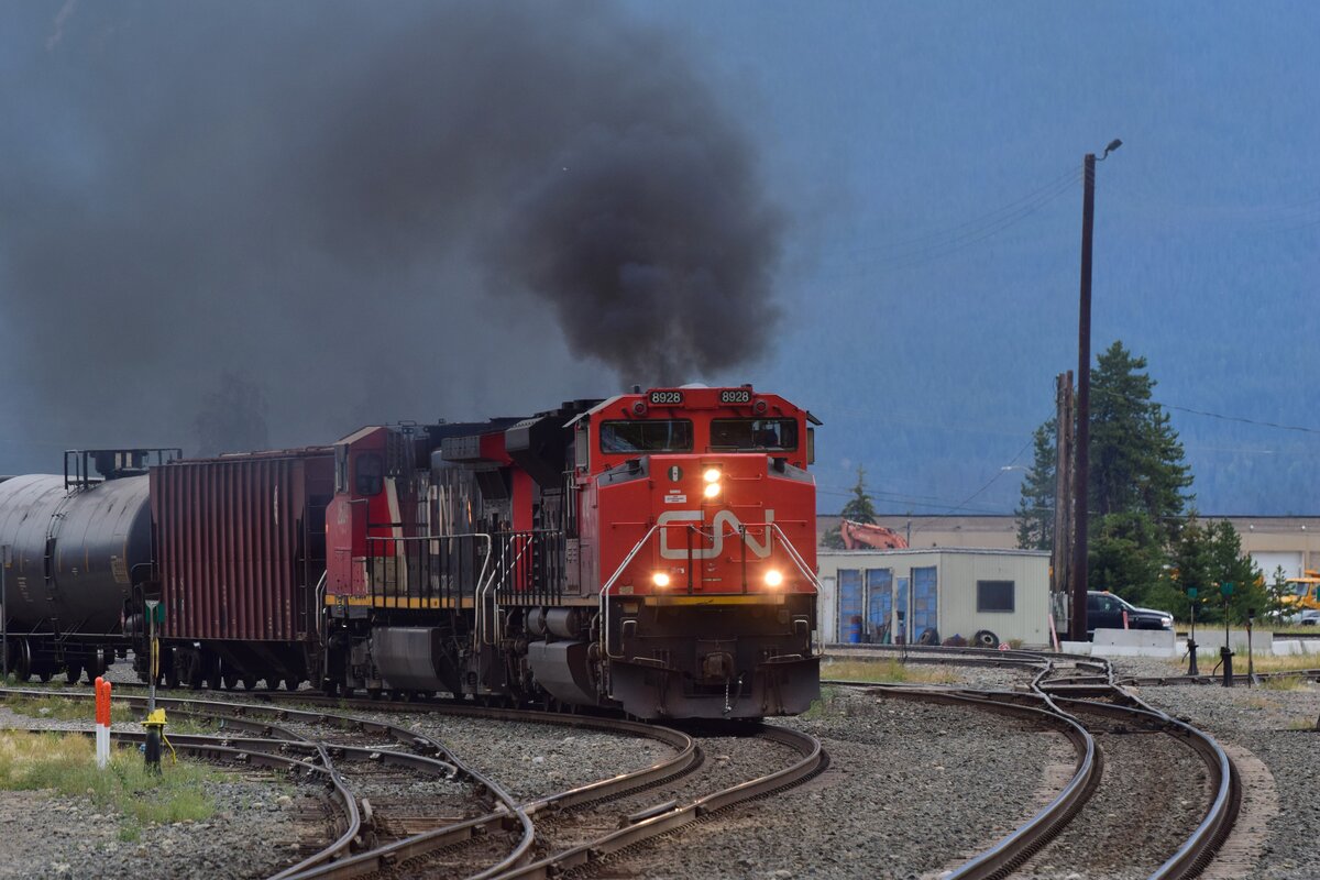 Mit mächtig Rauch setzt sich der Güterzug mit 8928 als Zuglok in Jasper in Bewegung auf den Weg nach Kamloops.

Jasper 19.08.2022
