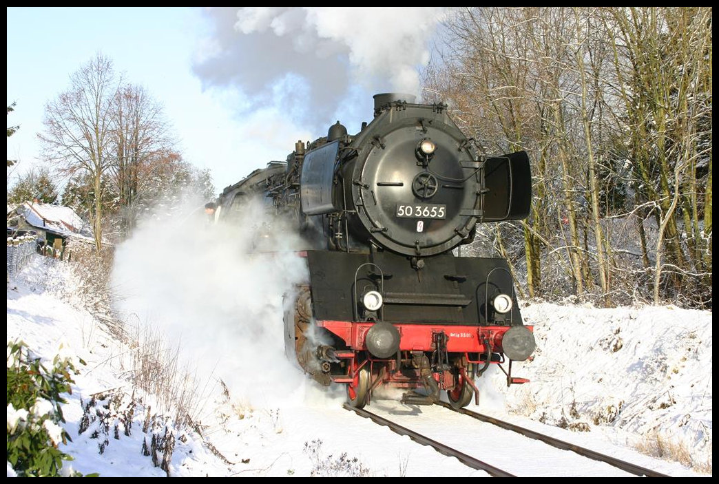 Mit mächtigen Auspuffschlägen verlässt hier am 18.12.2005 um 9.37 Uhr die 503655 mit einem Sonderzug nach Bielefeld den Haltepunkt Osnabrück Sutthausen.