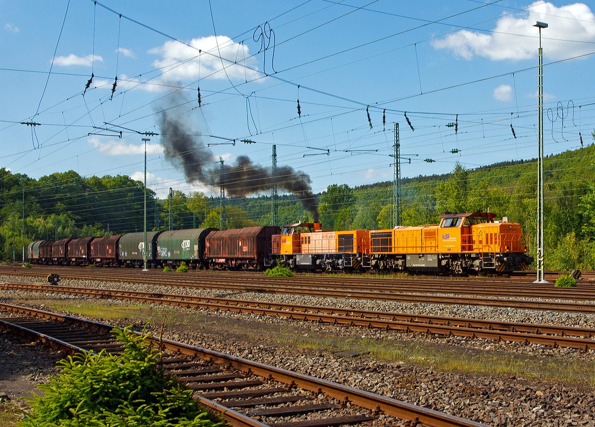 
Mit einer mächtigen Dieselwolke beginnt die Fahrt des 2000t-Coilzuges nach Herdorf....

Zwei Lok der KSW (Kreisbahn Siegen-Wittgenstein) Im Doppelpack, ziehen vorne Lok 46 die  MaK G 1700 BB-2 (92 80 1277 807-4 D-KSW) und dahinter Lok 42 die Vossloh MaK G 1700 BB (92 80 1277 902-3 D-KSW) der KSW (Kreisbahn Siegen-Wittgenstein) einen 2000 t schweren Coil-Güterzug am 16.05.2014 von Betzdorf/Sieg in Richtung Herdorf. 

Hier sieht man sehr gut die äußerlichen Unterschiede zwischen der MaK G 1700 BB (modifizierte MaK G 1206) und des Nachfolgers der MaK G 1700 BB-2 (komplett neu entwickelt). 
Innerlich gibt es auch einige Unterschiede u.a. die Motoren und Getriebe: die G 1700 BB hat MTU-Motor 12V4000R20 und ein Voith Getriebe L 5r4 zU2, dagegen hat die G 1700 BB-2 einen Caterpillar Motor 3512B-HD und ein Voith Getriebe L 620 reU2.