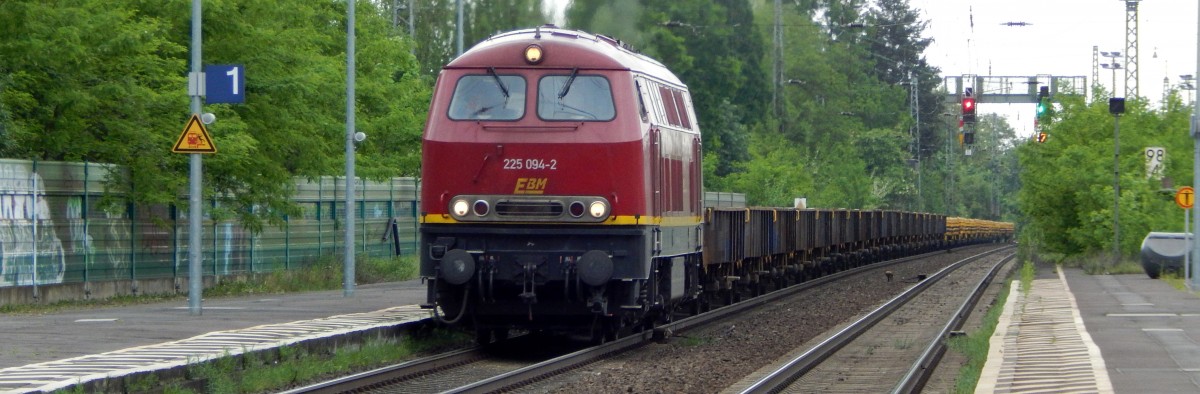 Mit mächtigen Sound kam die 225 094-2 der EBM mit vielen Flachwagen durch Königswinter gefahren. 

Königswinter 12.05.2015