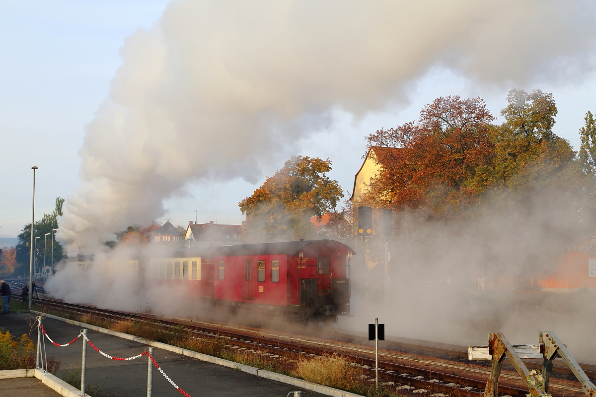 Mit mächtiger Dampffahne verläßt hier 99 5906 mit ihrem Planzug P8951 am Morgen des 18.10.2014 gerade den Bahnhof Quedlinburg.