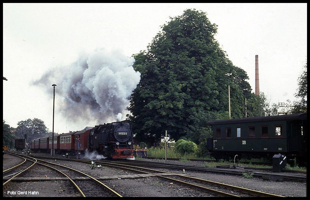 Mit mächtiger Rauchfahne kommt hier am 7.9.1991 die 997231 um 14.20 Uhr mit einem Personenzug aus Wernigerode im Bahnhof Westerntor an.